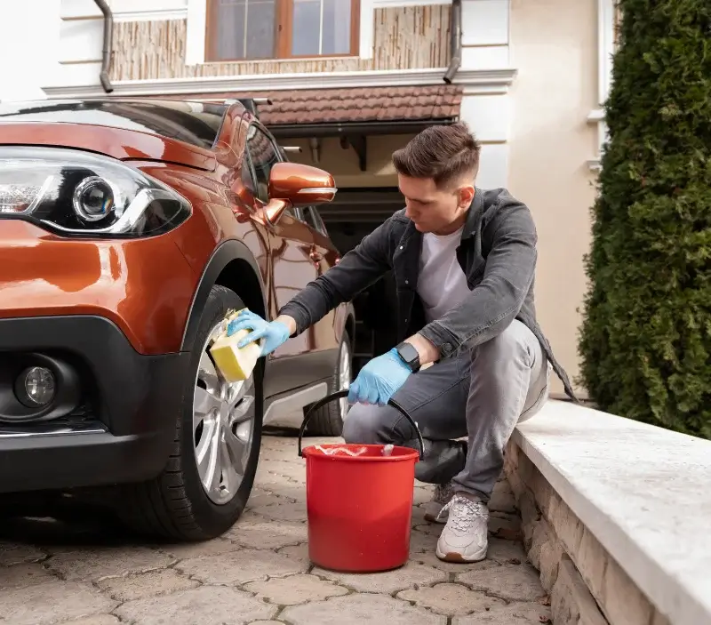 Lavage auto à domicile Détrier : professionnel intervenant sur un véhicule